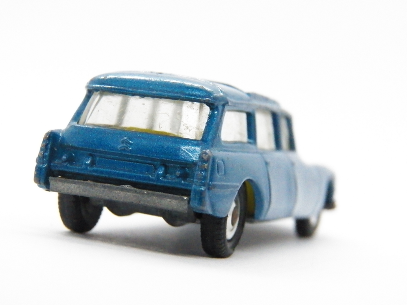 Illustration for article titled Corgi / Husky 1:64 Citroen SafariĀ
